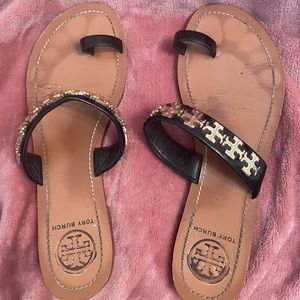 Pre-owned Tory Burch Val flat black sandal soft patent leather / gold Ts  8.5